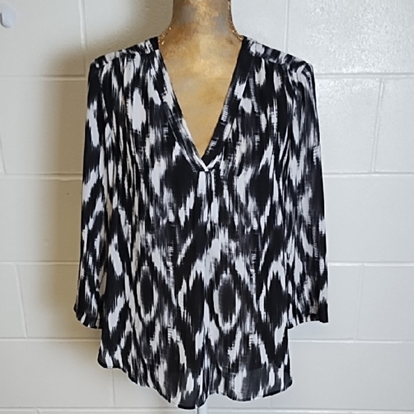 Black and White Relaxed Graphic Tunic Blouse Lightweight 3/4 Sleeve V-neck - Picture 1 of 14